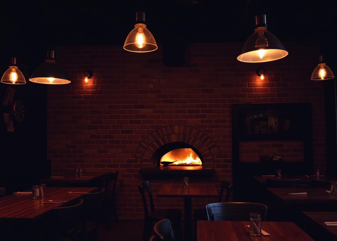Sfeervol interieur van Pizzeria Di Lago